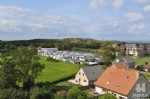 Knap vernieuwd en volledig gemeubeld vakantieappartement in het domein "Park Atlantis", gelegen in een rustige en groene omgeving nabij de golf en op wandelafstand van de duinen en het strand. Dit uiterst zonnig appartement biedt u: woonkamer met zonneterras en mooi open zicht (duinenzicht en zelfs zicht op zee), ingerichte keukenhoek, inkomhall, badkamer met ligbad en toilet, 2 slaapkamers (in het appartement niet aan de overzijde van de gang!), private bergplaats op het glv., parkeergelegenheid aan het gebouw, gemeenschappelijke voorzieningen (o.a.tennispleinen),... (18/041)